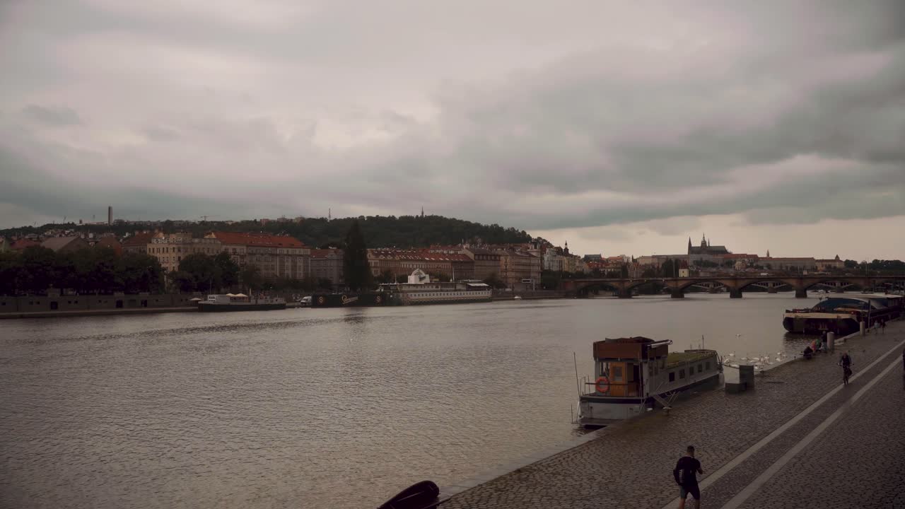 Giornata nuvolosa sul fiume Moldava nel centro di Praga, Repubblica Ceca