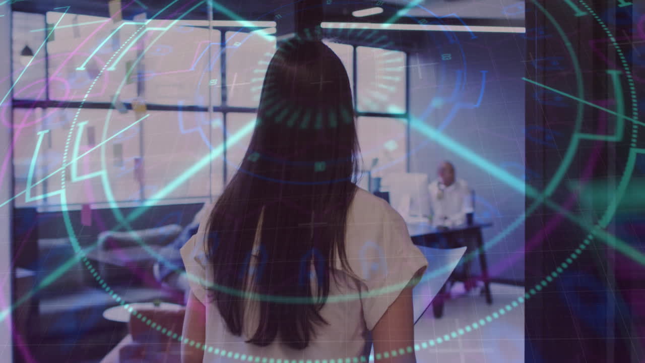 animación del procesamiento de datos sobre una mujer de negocios biracial que trabaja en la oficina