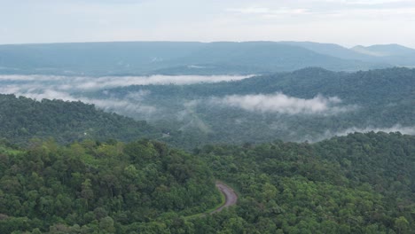 Imágenes-Aéreas-Que-Capturan-Las-Colinas-Cubiertas-De-Niebla-Y-Los-Frondosos-Bosques-De-Misiones,-Argentina.