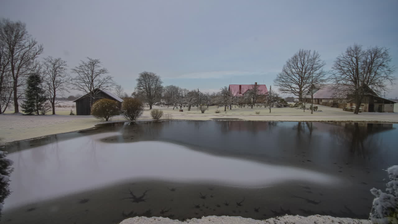 Panorama af hytte og sø, der gradvist frøs til og smeltede