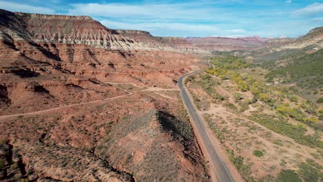 Kolob-Terrace-Road-En-El-Parque-Nacional-Zion-Utah-Con-Acantilados-De-Roca-Roja--Antena