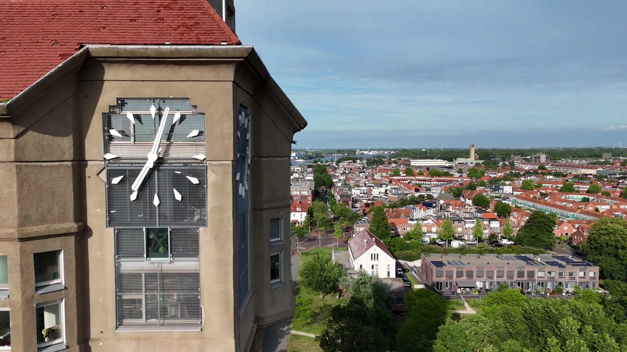 Tæt luftfoto med fokus på tårnurets mekanisme