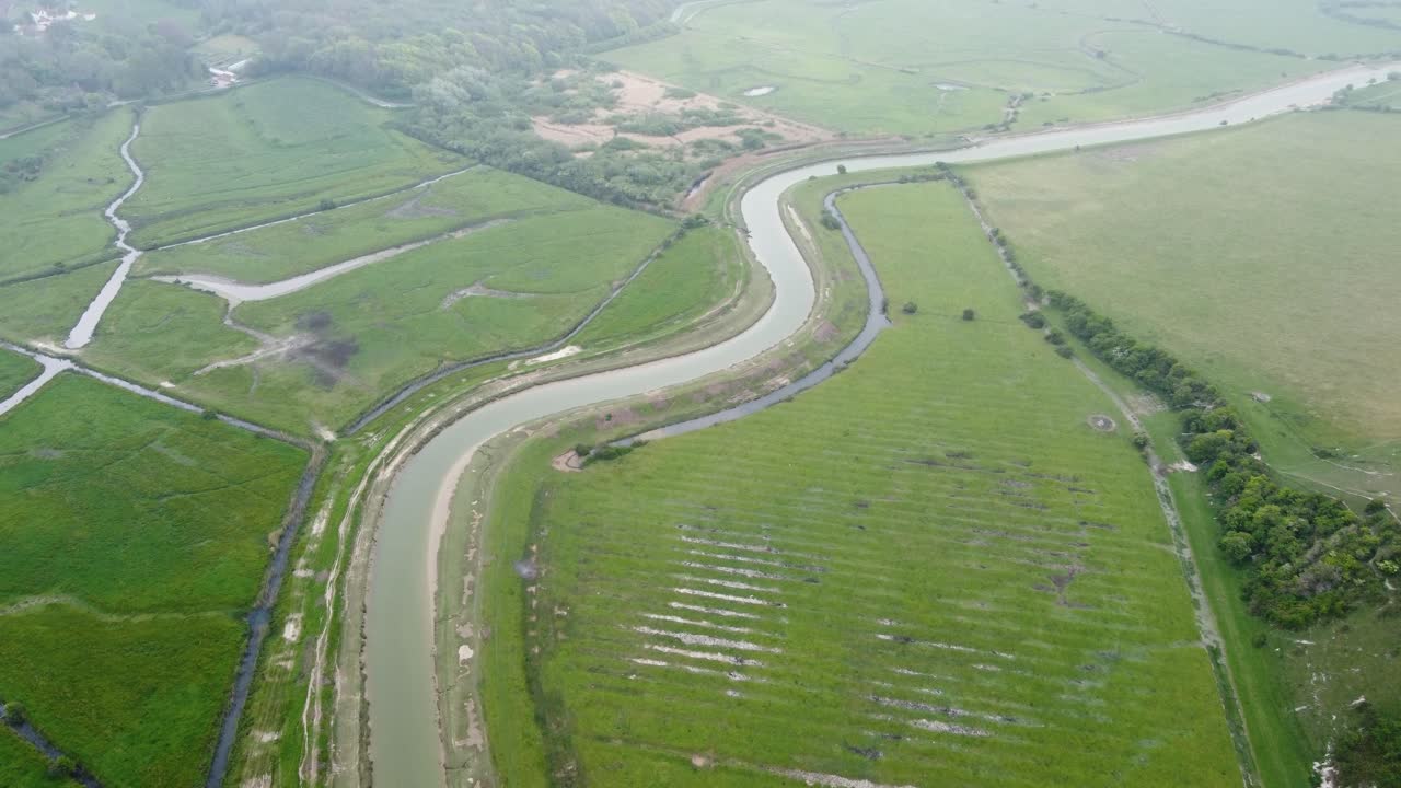 영국 시골을 가로질러 휘어지는 강