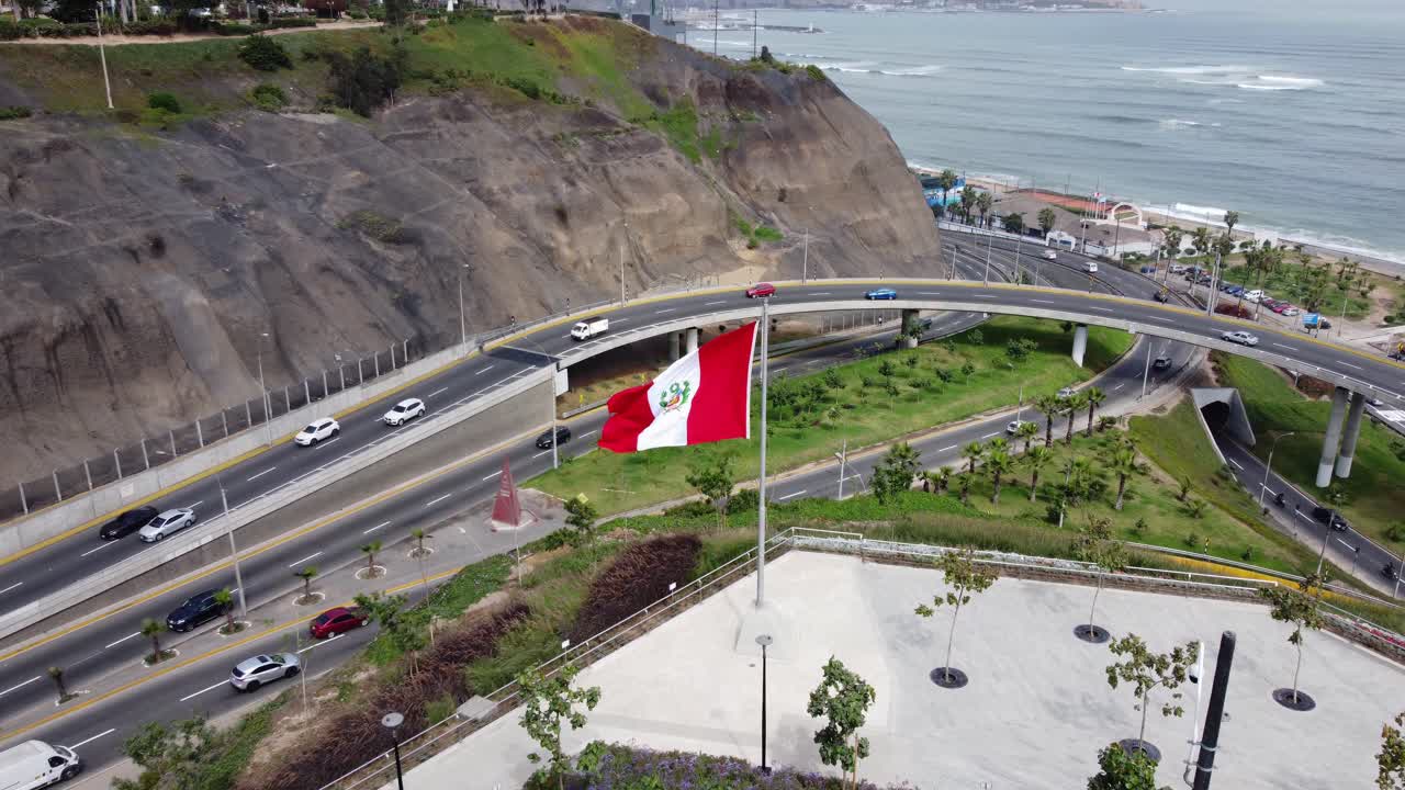 imágenes de drones de un parque llamado "parque bicentenario" en el distrito de miraflores de lima, perú