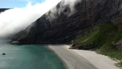 Aufschlussreiche-Drohnenaufnahmen-Vom-Strand-Auf-Der-Insel-Vaeroy,-Lofoten-Inseln-In-Norwegen