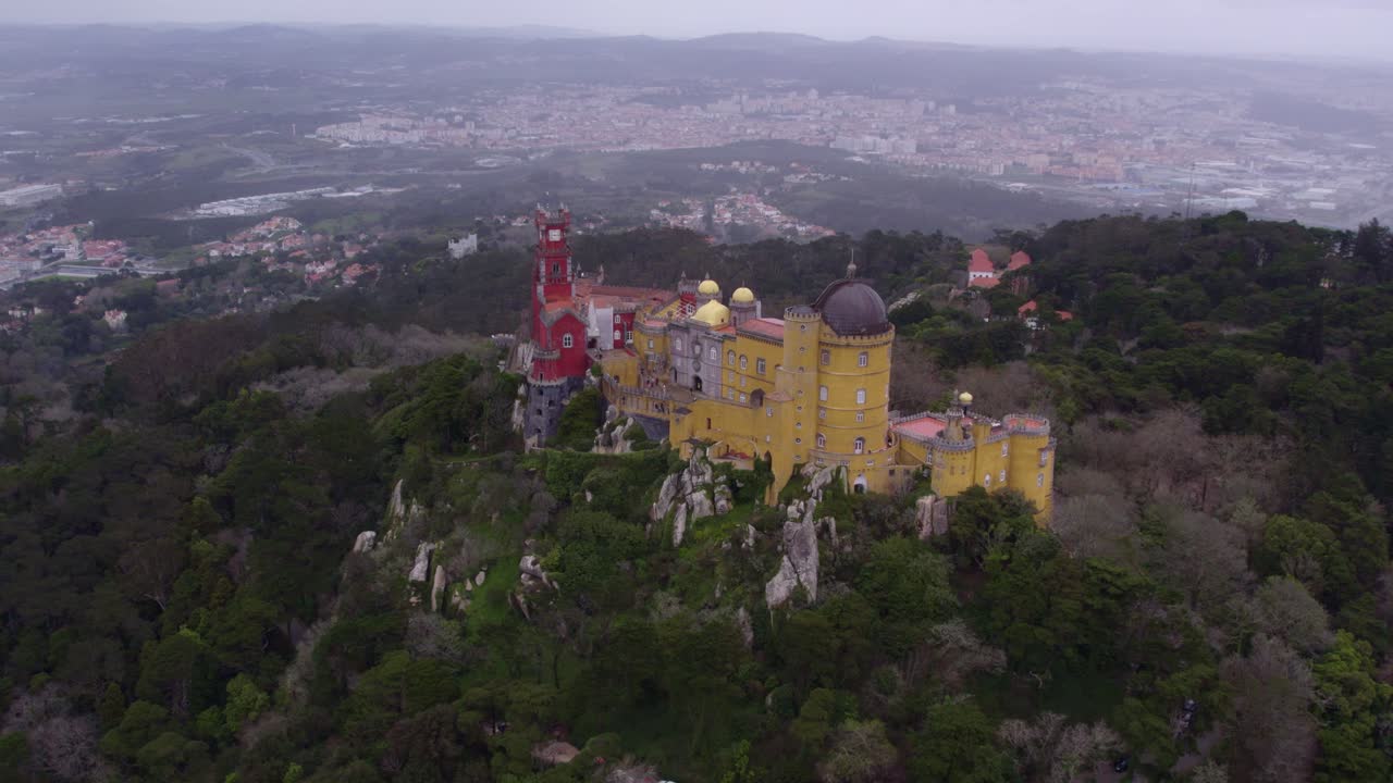 Orbitale luchtopname rond het beroemde kasteel Palácio da Pena in Portugal.