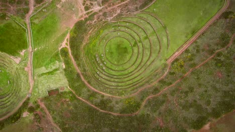 vista aérea de cerca de las depresiones circulares en terrazas de moray, perú.