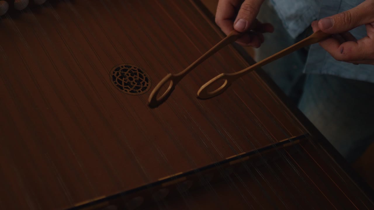 muy de cerca dulcimer cuerda martilleo músico profesional caucásico grabación calma relajante melodía