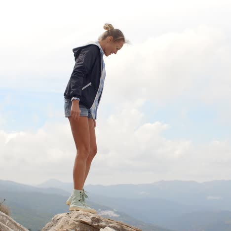 Sportliche-Frau,-Die-Auf-Felsen-Steht-Standing