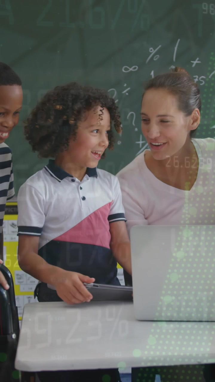 Animazione di grafici sopra un'insegnante caucasica e una classe di alunni diversi con laptop.
