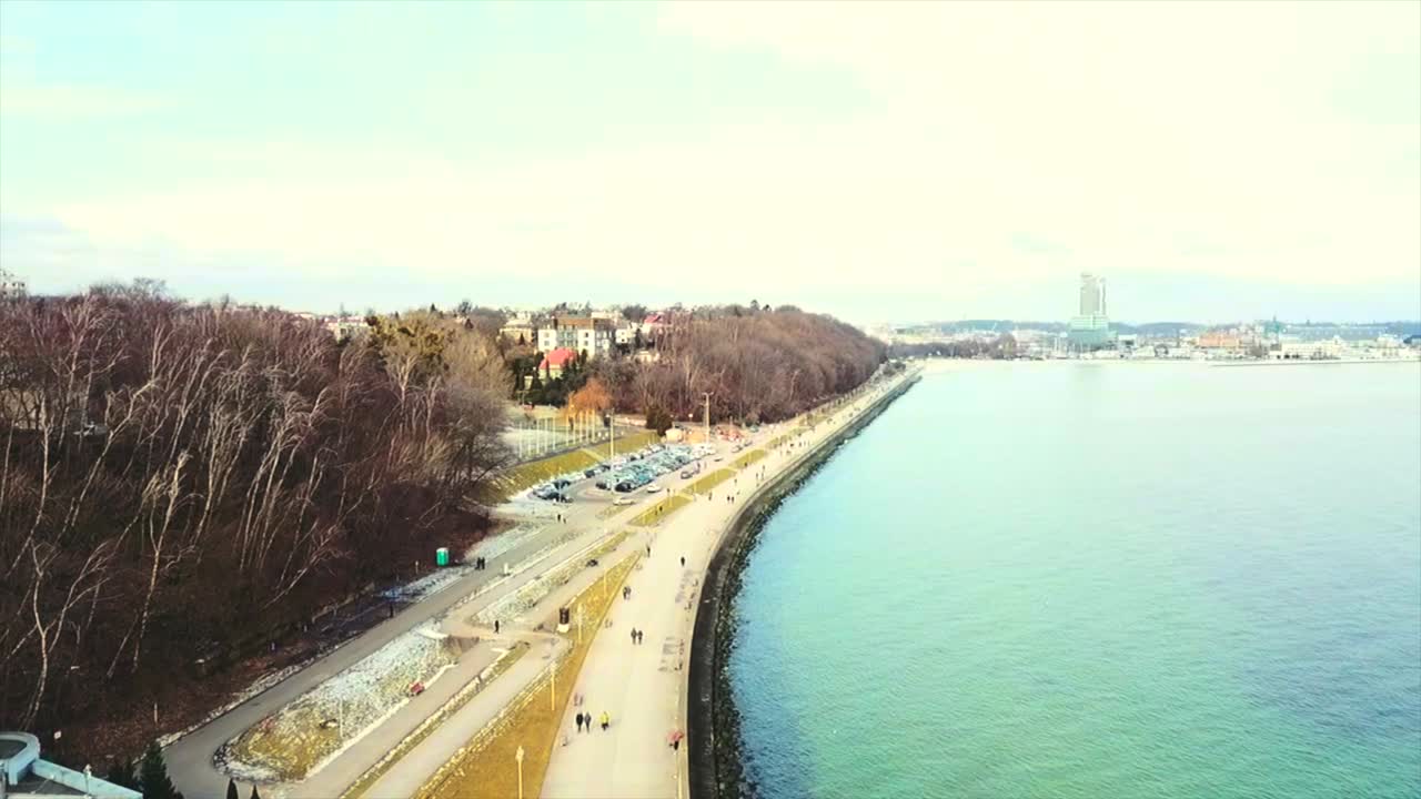 drone volando sobre la playa cerca de un hermoso mar cristalino