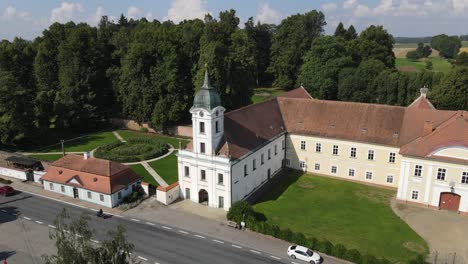 4K-Drohnenvideo-Aus-Der-Luft-Einer-Kirche-Mit-Atemberaubenden-Landschaften-Und-Spiritueller-Architektur-Im-Sommer