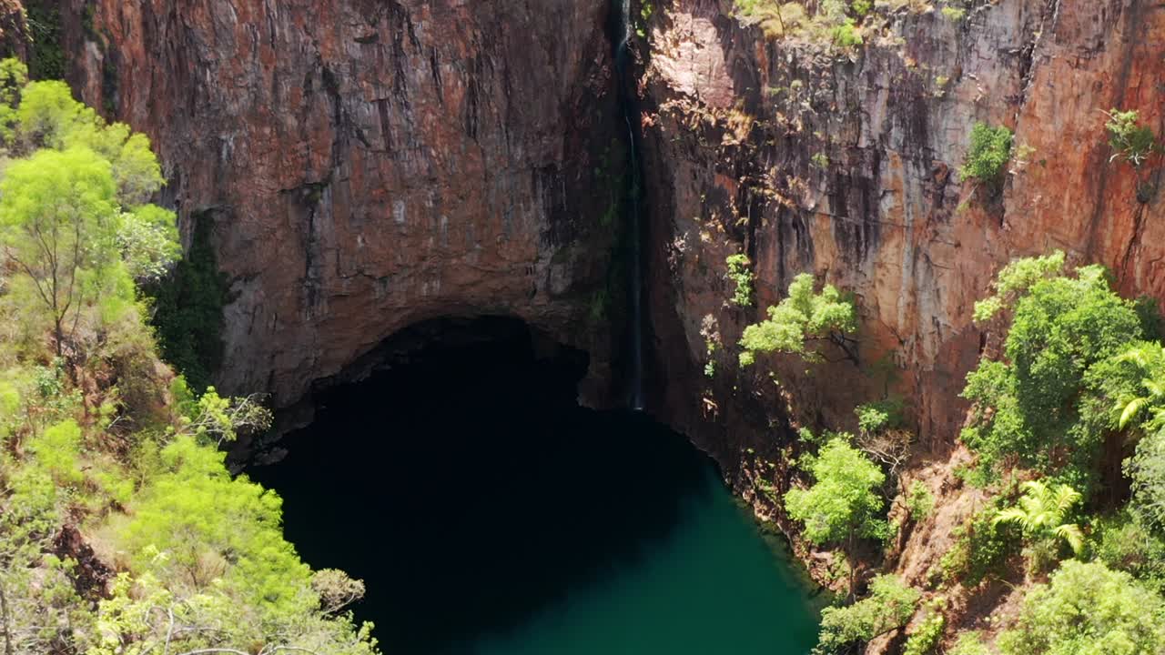 las cataratas tolmer vistas desde arriba en el parque nacional litchfield en australia - toma aérea de drones