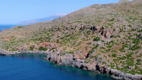 enormes montañas rocosas de pie junto al tranquilo y silencioso agua azul turquesa del mar en la isla