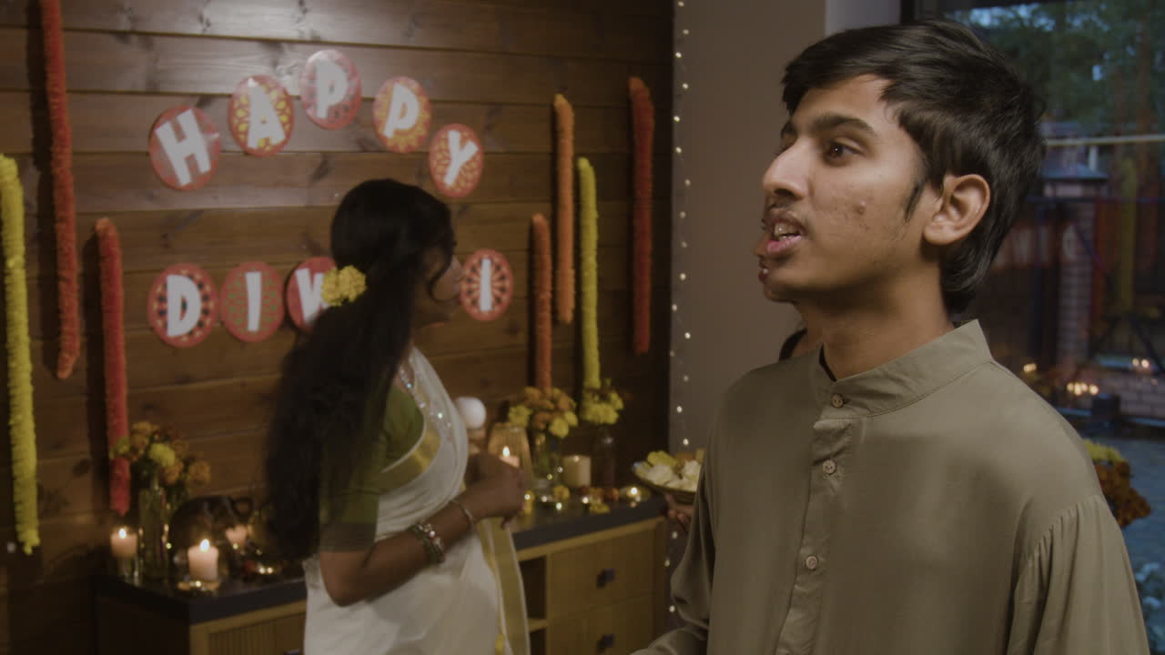 celebrazione di diwali con la famiglia