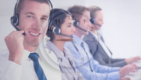 Mann-Arbeitet-Im-Callcenter