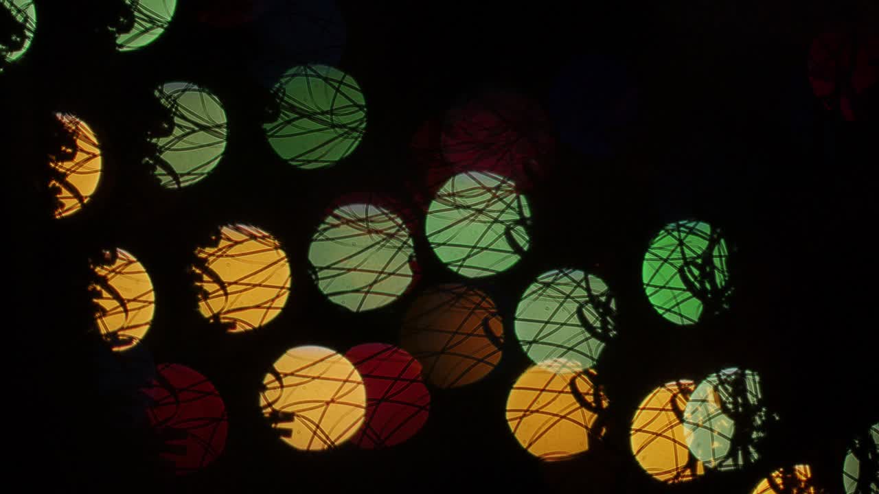 luces peludas bokeh en fondo negro. forma