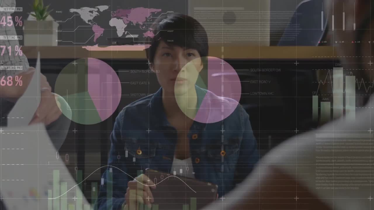 animación del procesamiento de datos financieros sobre diversas personas de negocios