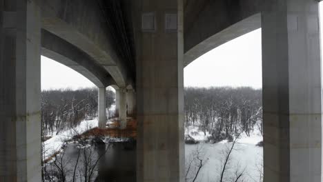 Un-Dron-Vuela-Bajo-El-Puente-Pace-En-St