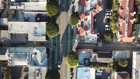 vista aérea del tráfico en una calle muy transitada
