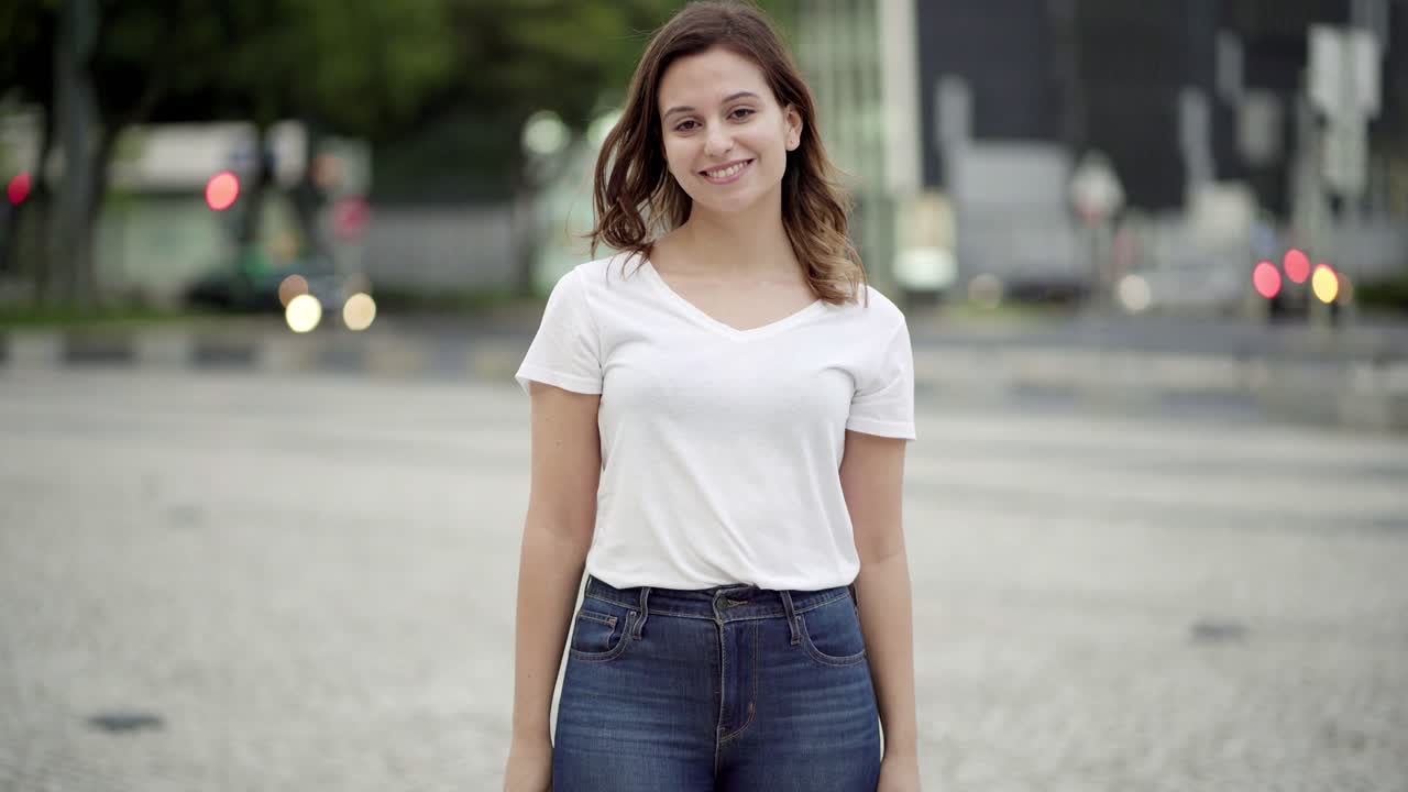 Bella giovane donna in posa per strada