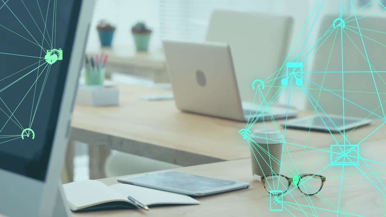 animación de dos globos de iconos digitales girando contra el equipo en el escritorio de la oficina