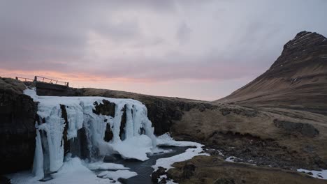 Kirkjufell-Berg--Und-Wasserfalllandschaft-Während-Der-Goldenen-Stunde,-Island