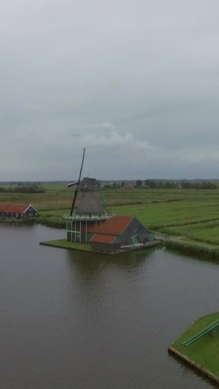 Veduta aerea di mulini a vento olandesi tradizionali a Zaanse Schans
