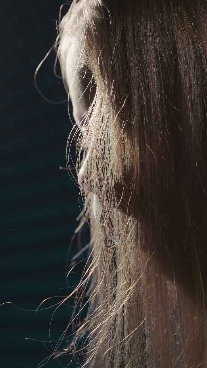 una niña con la cara cerrada y el cabello suelto se encuentra en un primer plano de la academia de música. una niña atenta con el cabello que fluye libremente se dedica a la actuación del arte musical. hobby artístico