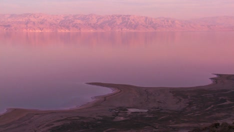 Un-Plano-Alto-Y-Amplio-De-La-Costa-Del-Mar-Muerto-En-Israel-Al-Anochecer-1