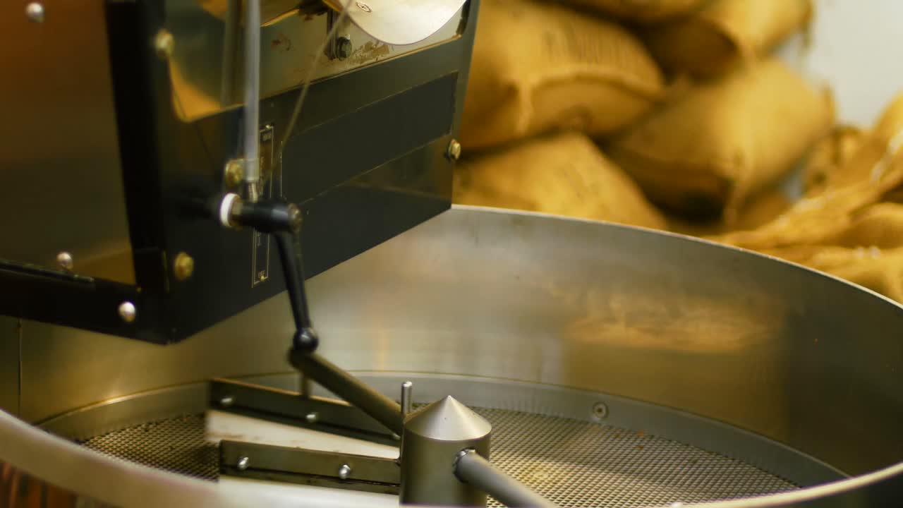 primer plano de la máquina de moler café