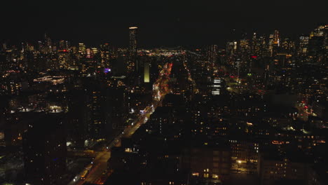 Imágenes-Panorámicas-Aéreas-De-La-Gran-Ciudad-Por-La-Noche.-Cientos-De-Luces-De-Colores.-Manhattan,-Ciudad-De-Nueva-York,-Estados-Unidos