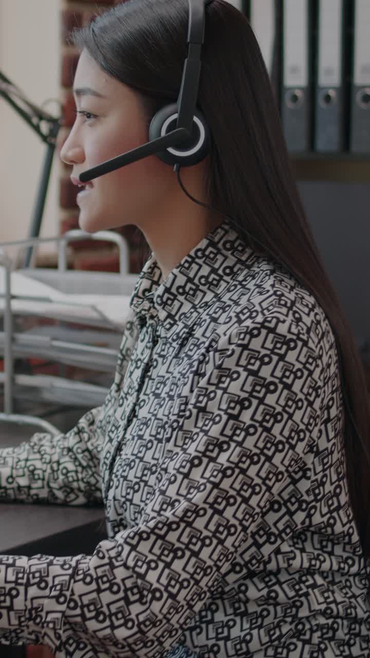 mujer que trabaja en un centro de llamadas