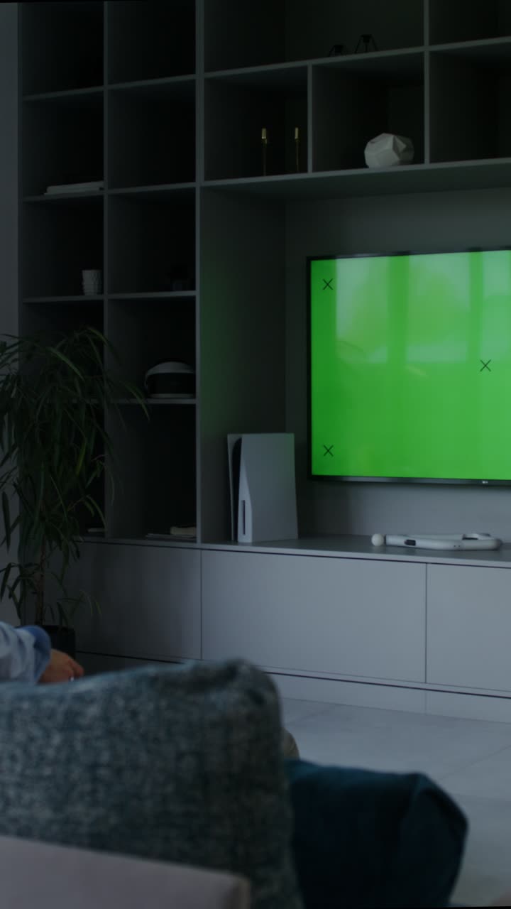 Salotto con televisore e console con green screen