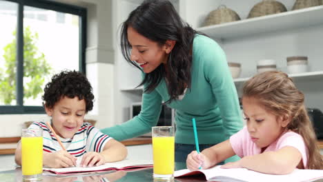madre viendo a sus hijos dibujar