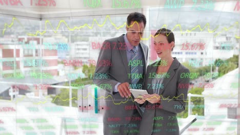 animación de procesamiento de datos sobre hombre de negocios caucásico y mujer de negocios usando tableta digital