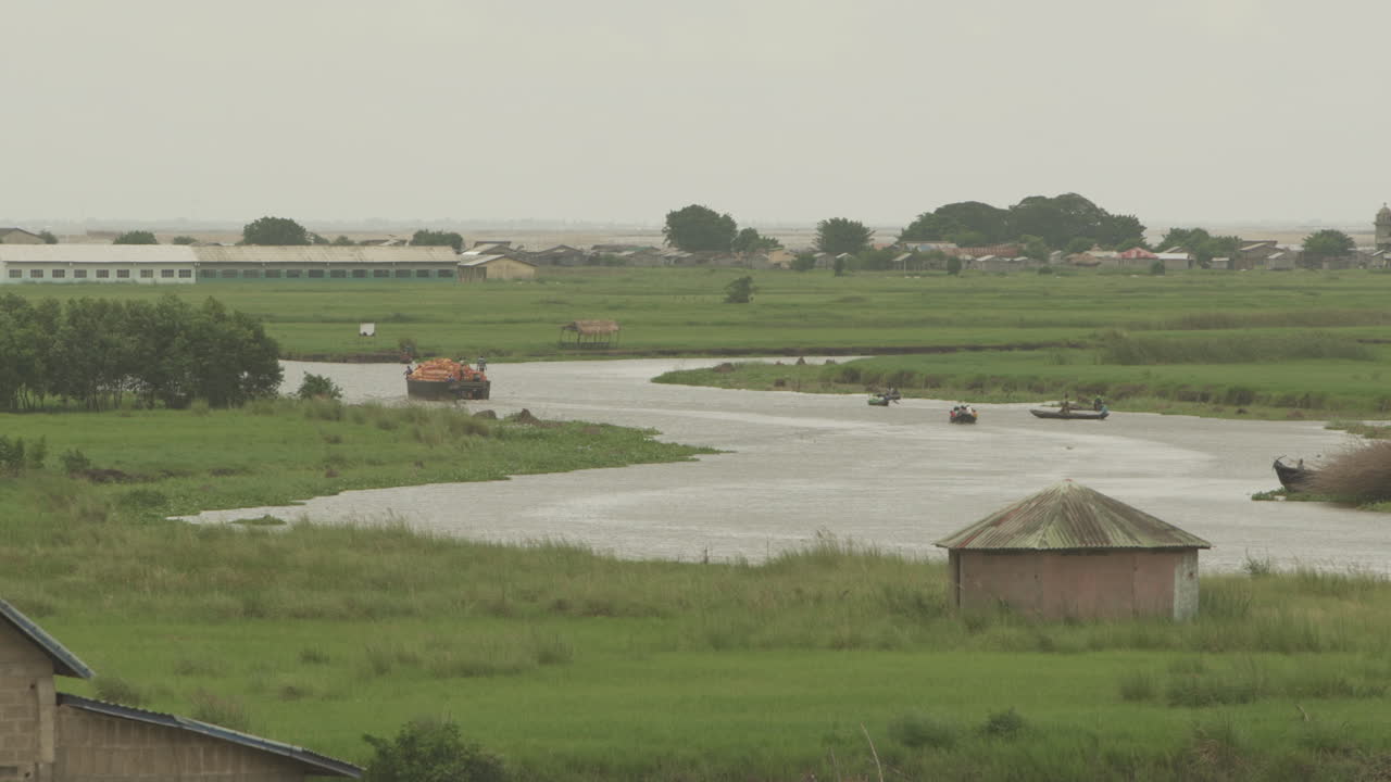 베닌 의 강 에서 물건 을 운반 하는 배
