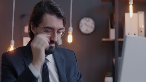hombre de negocios estresado