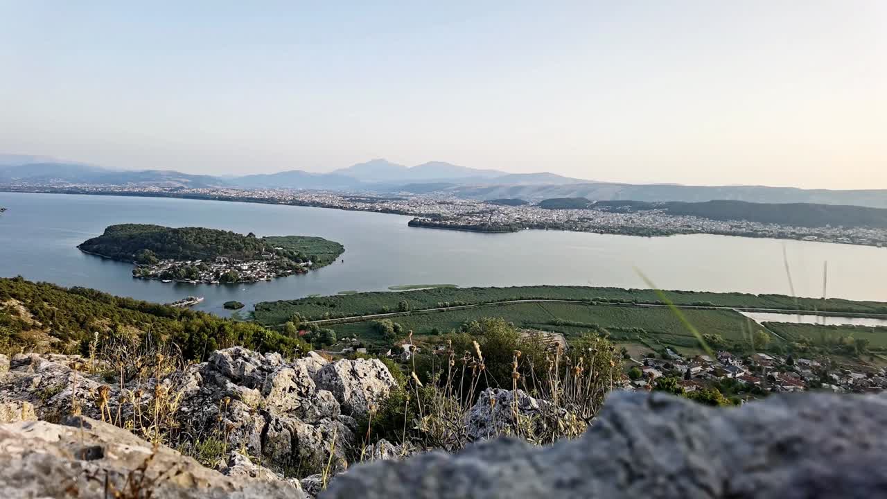 요아니나 시 (ioannina city) 는 그리스의 가을 구름 운동의 칼레 모스크이다.
