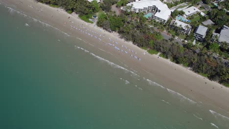 Four-Mile-Beach-Mit-Türkisfarbenem-Ozean-Im-Sommer,-Port-Douglas,-Australien---Drohnenaufnahme-Aus-Der-Luft