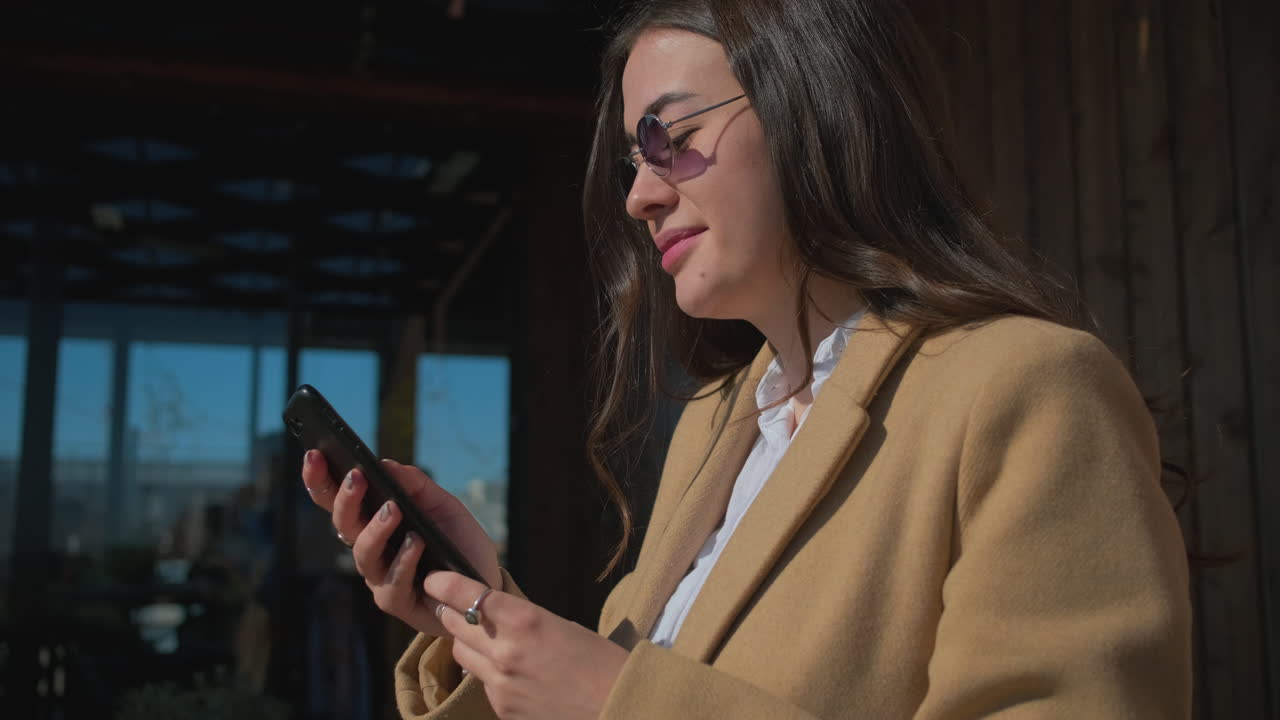 mujer usando el teléfono en un café