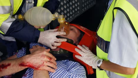 técnicos médicos de emergencia que cuidan a su persona herida