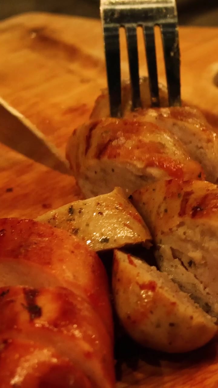 Tagliare la salsiccia a pezzi con coltello e forchetta
