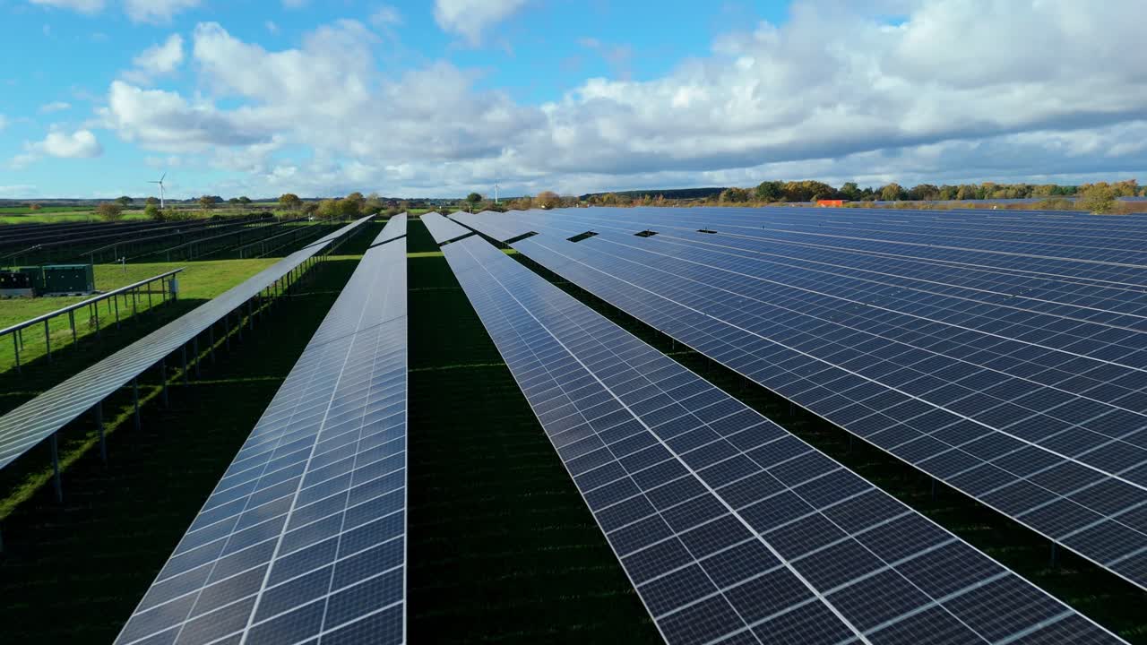 Vista aerea con drone di un moderno impianto di energia solare che fornisce energia pulita alla rete elettrica nazionale e riduce l'impatto del carbonio in Gran Bretagna