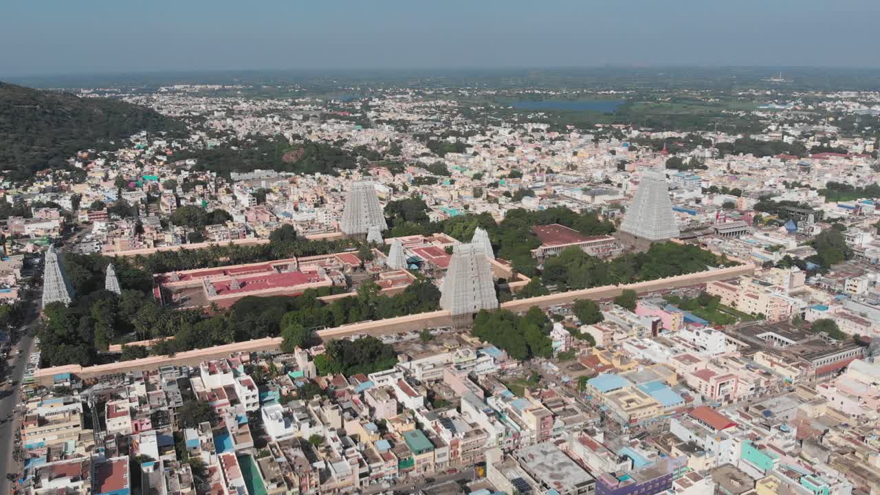 toma aérea estática del templo de la religión hindú en tiruvannamalai durante el día con el paisaje urbano y el lago en segundo plano