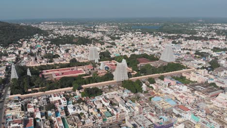 Toma-Aérea-Estática-Del-Templo-De-La-Religión-Hindú-En-Tiruvannamalai-Durante-El-Día-Con-El-Paisaje-Urbano-Y-El-Lago-En-Segundo-Plano