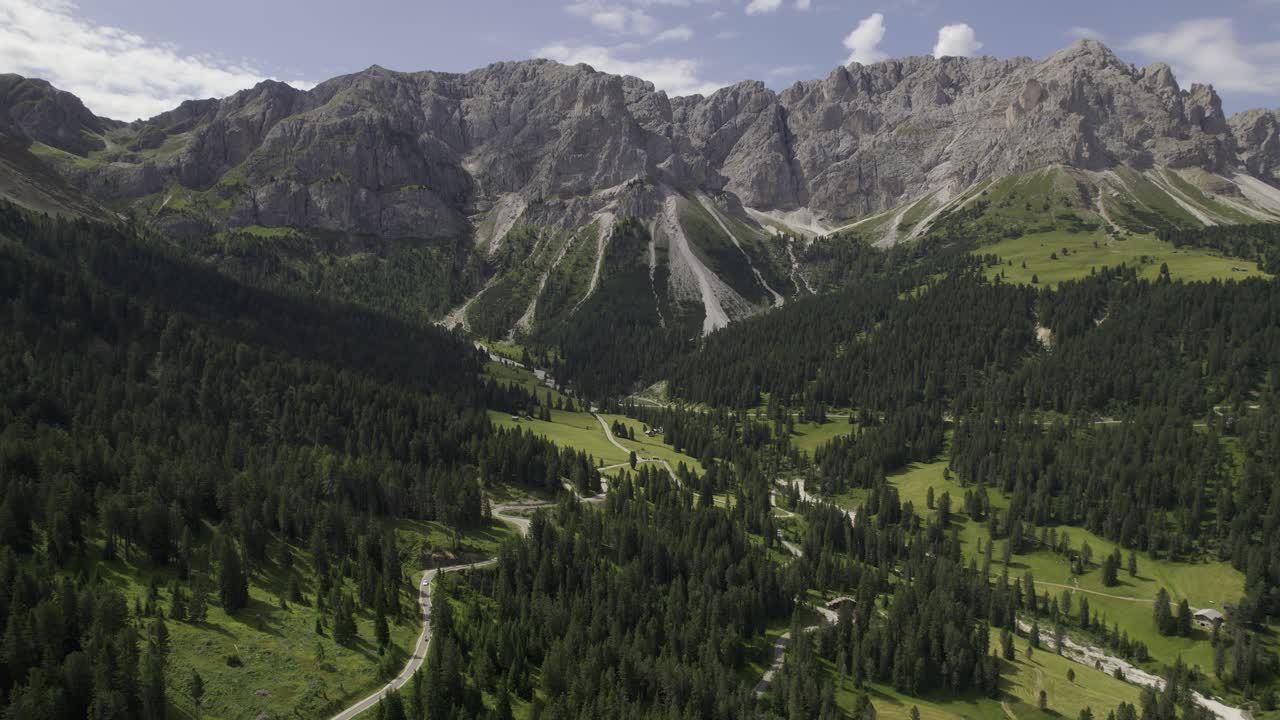 tomada panorámica del avión no tripulado de la carretera que conduce a wurzjoch, con la cordillera de odle en el fondo