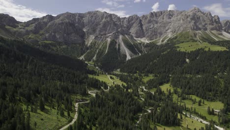 Panorama-Drohnenaufnahme-Der-Straße-Zum-Wurzjoch,-Mit-Geislerkette-Im-Hintergrund