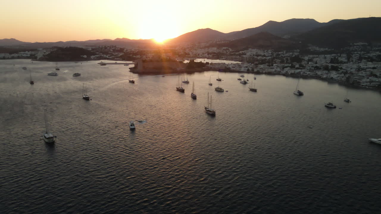 puerto con muchos barcos en bodrum en turquía al atardecer, mar, filmado por drones