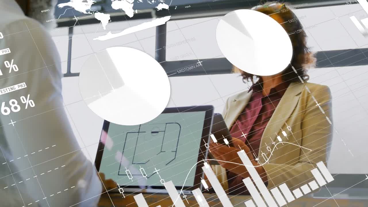 animación del procesamiento de datos estadísticos sobre una mujer de negocios caucásica que usa una tableta en la oficina